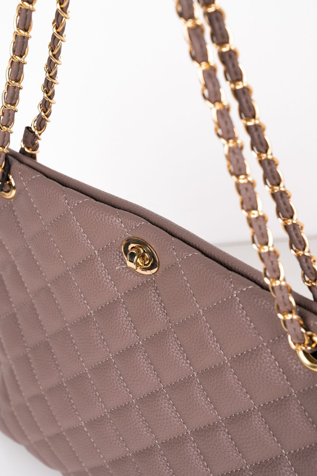 Γυναικεία τσάντα ώμου Fullah Sugah σε γκρι χρώμα με quilted σχεδιασμό. Κομψή, άνετη & ευρύχωρη για όλες τις ώρες. Δείτε την στο Roots Stories!