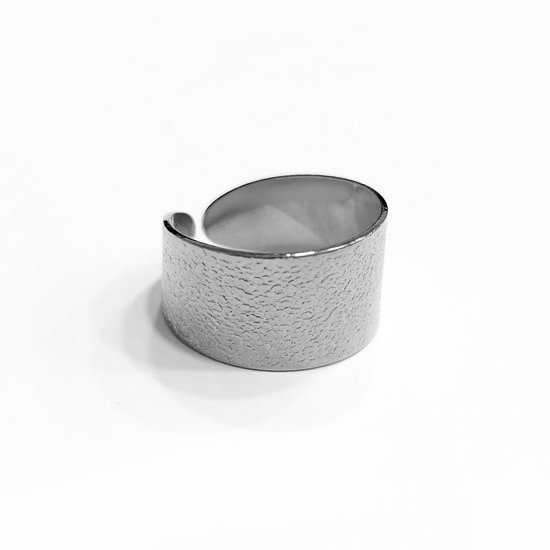 Χειροποίητο επάργυρο δαχτυλίδι Just Metal Dots της Catherine Bijoux. Ανακαλύψτε το στο Roots Stories! Δωρεάν μεταφορικά άνω των 80€.