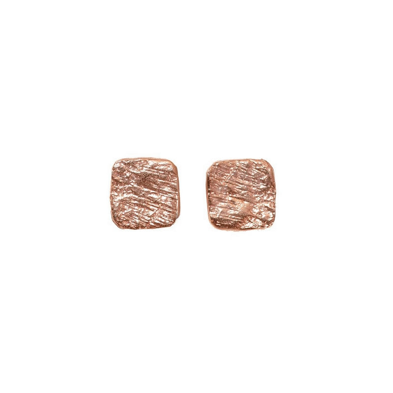 Χειροποίητα ροζ χρυσά σκουλαρίκια Tiny Classic Square με ανάγλυφο design. Ανακαλύψτε τα στο Roots Stories! Δωρεάν μεταφορικά άνω των 80€.