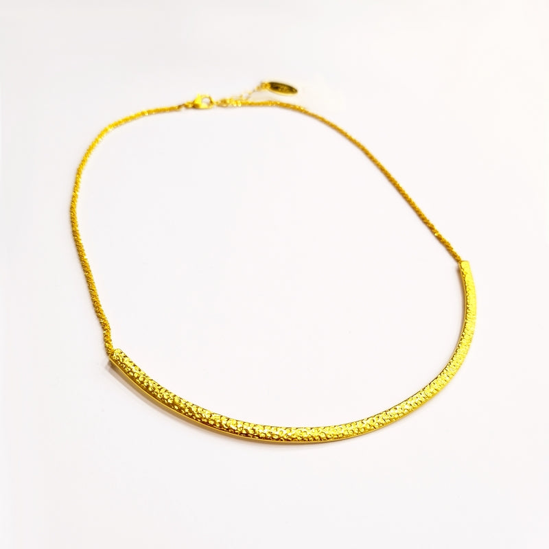 Χειροποίητο επιχρυσωμένο minimal κολιέ Saturn's της Catherine Bijoux. Ανακαλύψτε το στο Roots Stories! Δωρεάν μεταφορικά άνω των 80€.