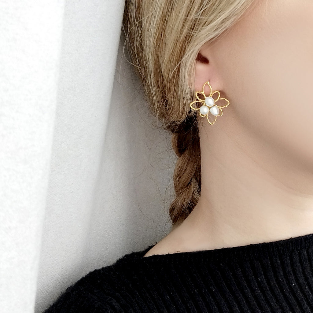 A cloud of pearls small earrings gold