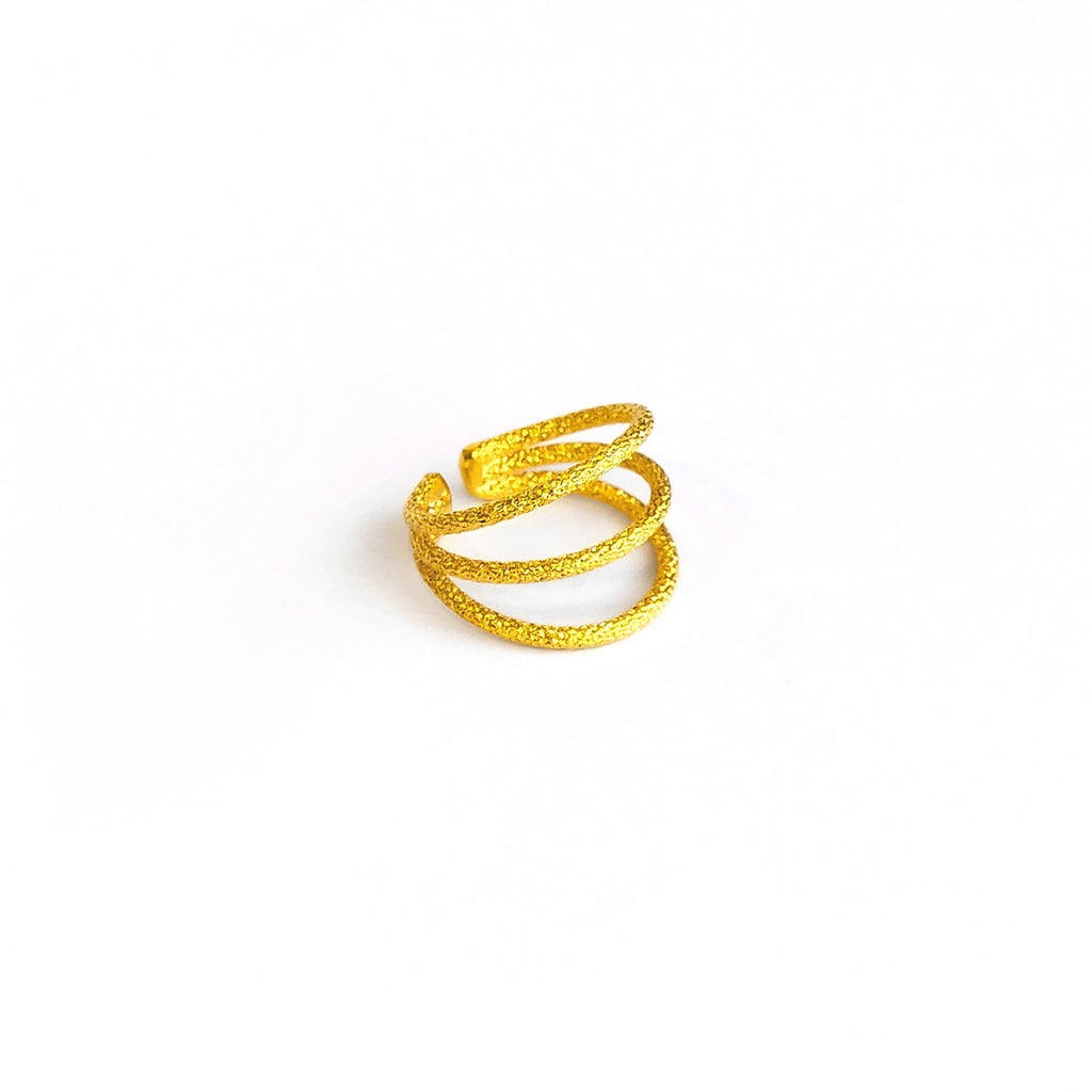 Χειροποίητο επιχρυσωμένο δαχτυλίδι Shining Loop Triple της Catherine Bijoux. Ανακαλύψτε το στο Roots Stories! Δωρεάν μεταφορικά άνω των 80€.