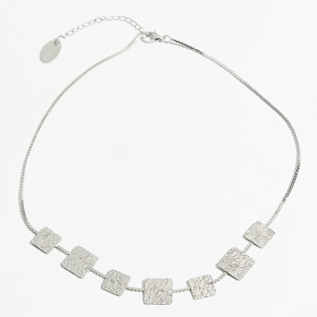 Χειροποίητο ασημένιο κοντό κολιέ Classic Square Metal της Catherine Bijoux. Ανακαλύψτε το στο Roots Stories! Δωρεάν μεταφορικά άνω των 80€.