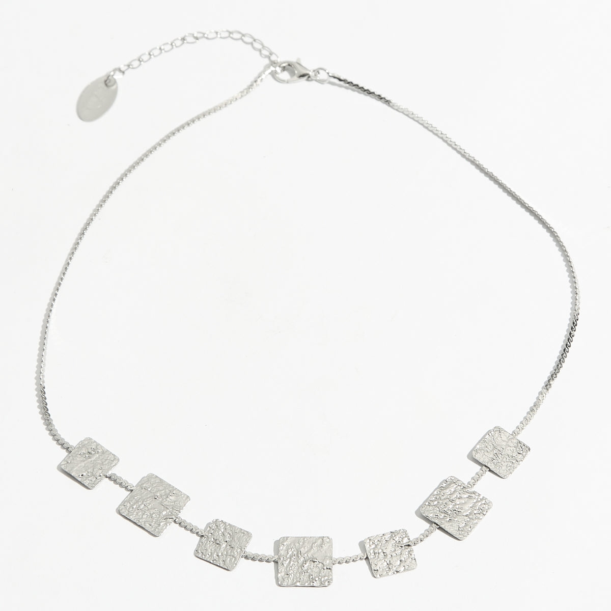 Χειροποίητο ασημένιο κοντό κολιέ Classic Square Metal της Catherine Bijoux. Ανακαλύψτε το στο Roots Stories! Δωρεάν μεταφορικά άνω των 80€.