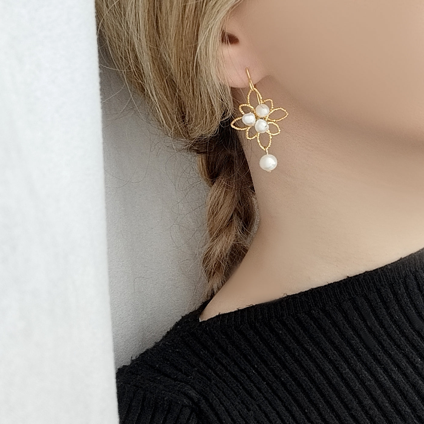 A cloud of pearls earrings gold