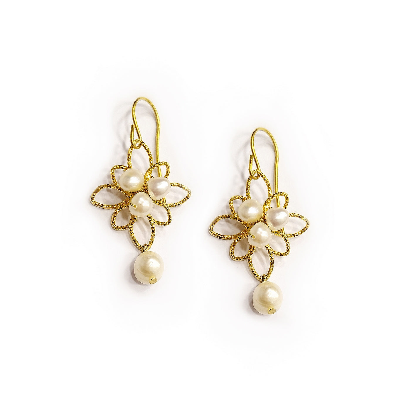 A cloud of pearls earrings gold