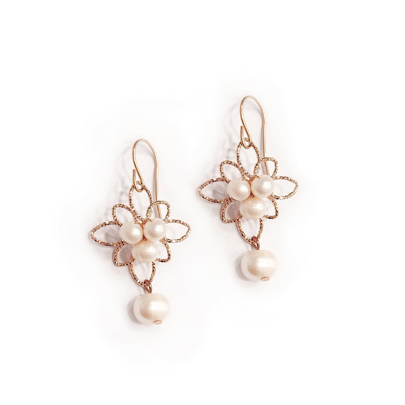 A cloud of pearls earrings rose gold