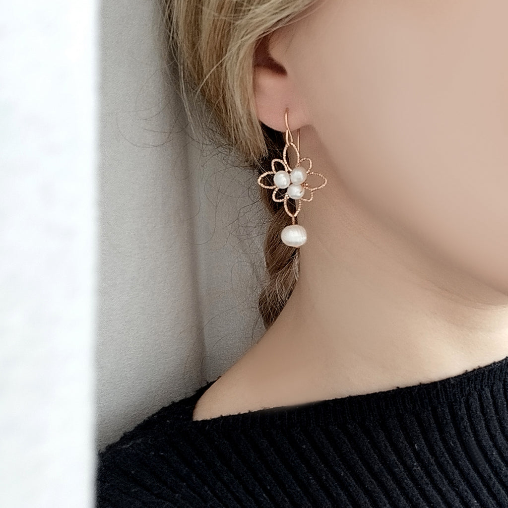 A cloud of pearls earrings rose gold