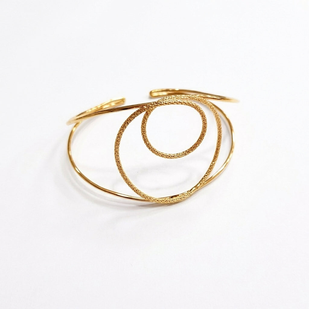 Χειροποίητο χρυσό βραχιόλι χειροπέδα Shining Loop της Catherine Bijoux. Ανακαλύψτε το στο Roots Stories! Δωρεάν μεταφορικά άνω των 80€.