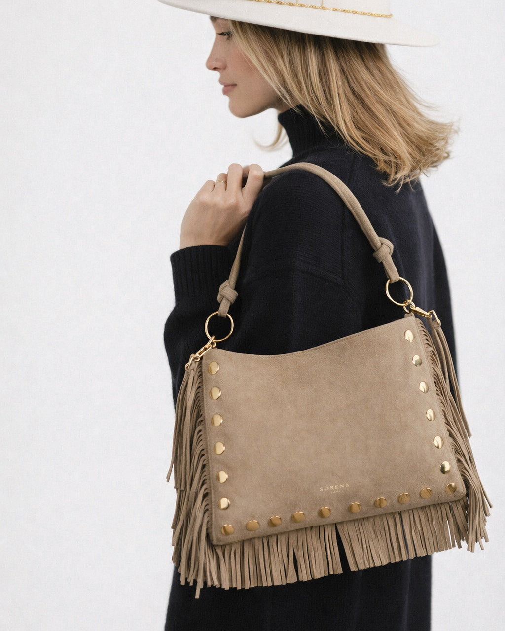 Μικρή & πρακτική χειροποίητη τσάντα Simona Suede Beige Crossbody Bag. Στιλάτη, άνετη & ανθεκτική, ιδανική για κάθε μέρα. Αποκτήστε τη στο Roots Stories!