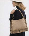 Μικρή & πρακτική χειροποίητη τσάντα Simona Suede Beige Crossbody Bag. Στιλάτη, άνετη & ανθεκτική, ιδανική για κάθε μέρα. Αποκτήστε τη στο Roots Stories!