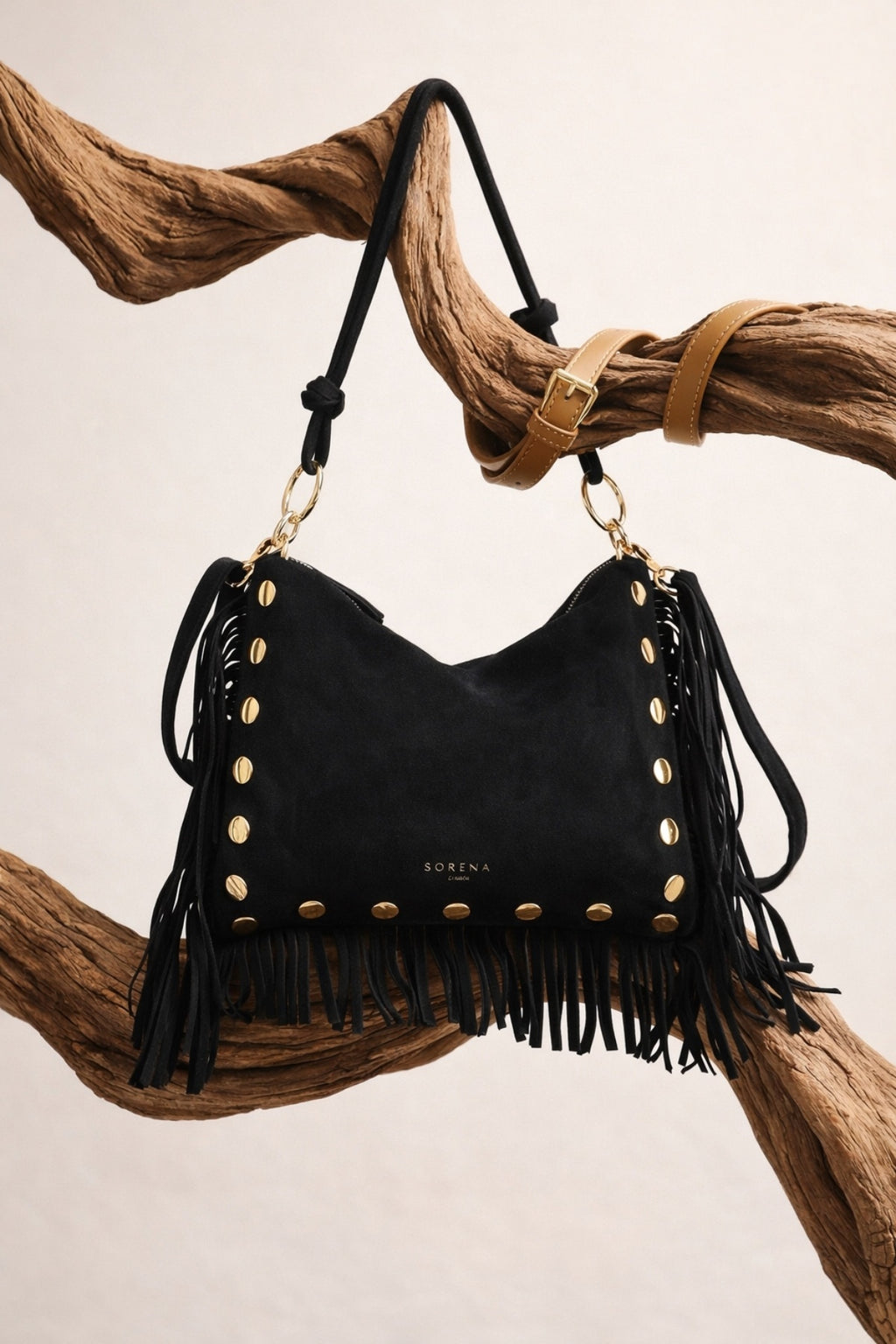 Μικρή & πρακτική χειροποίητη τσάντα Simona Suede Black Crossbody Bag. Στιλάτη, άνετη & ανθεκτική, ιδανική για κάθε μέρα. Αποκτήστε τη στο Roots Stories!