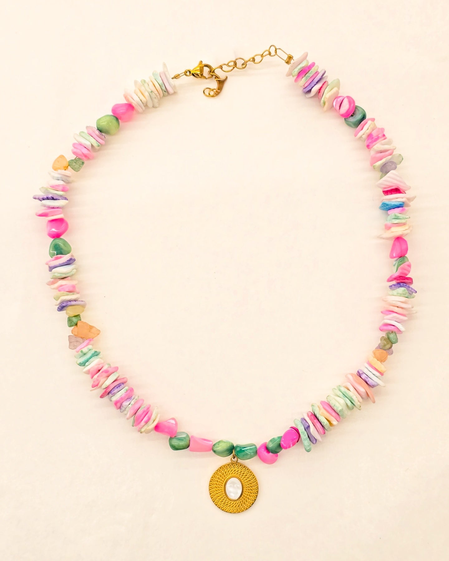 Χειροποίητο Multicolor Pastel Κολιέ με Φυσικά Κοχύλια & Χρυσό Μοτίφ