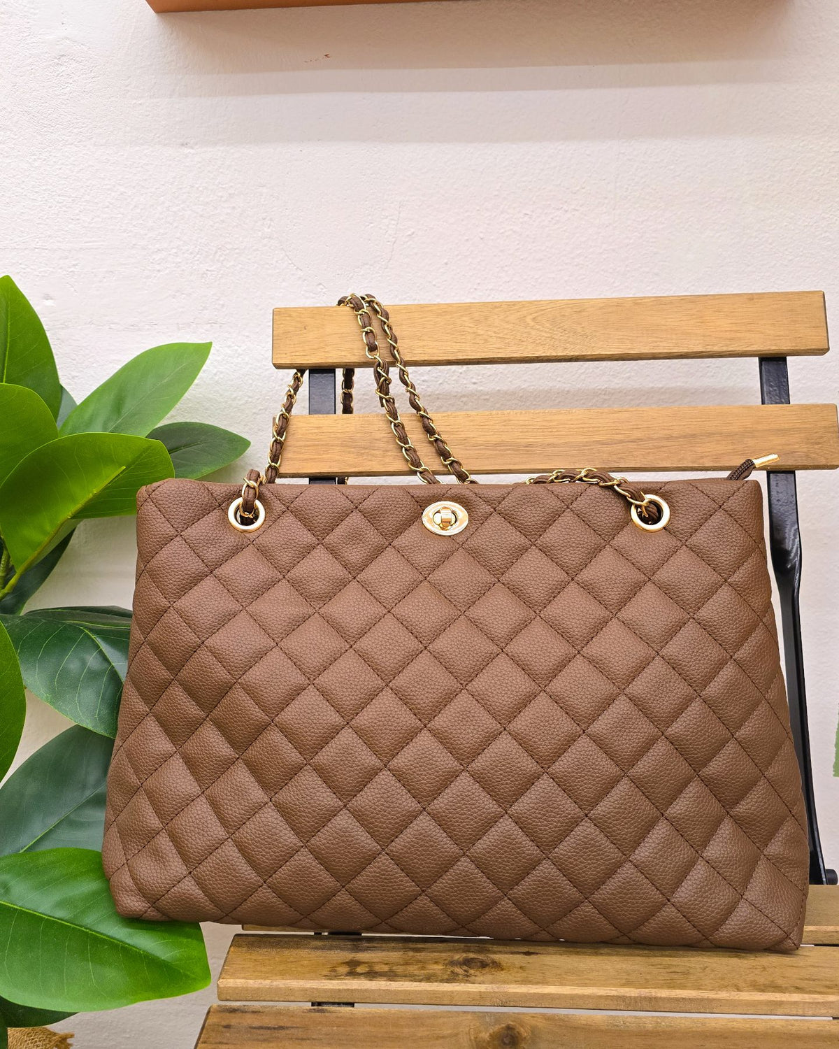 Γυναικεία τσάντα ώμου Fullah Sugah σε καφέ χρώμα με quilted σχεδιασμό. Κομψή, άνετη & ευρύχωρη για όλες τις ώρες. Δείτε την στο Roots Stories!