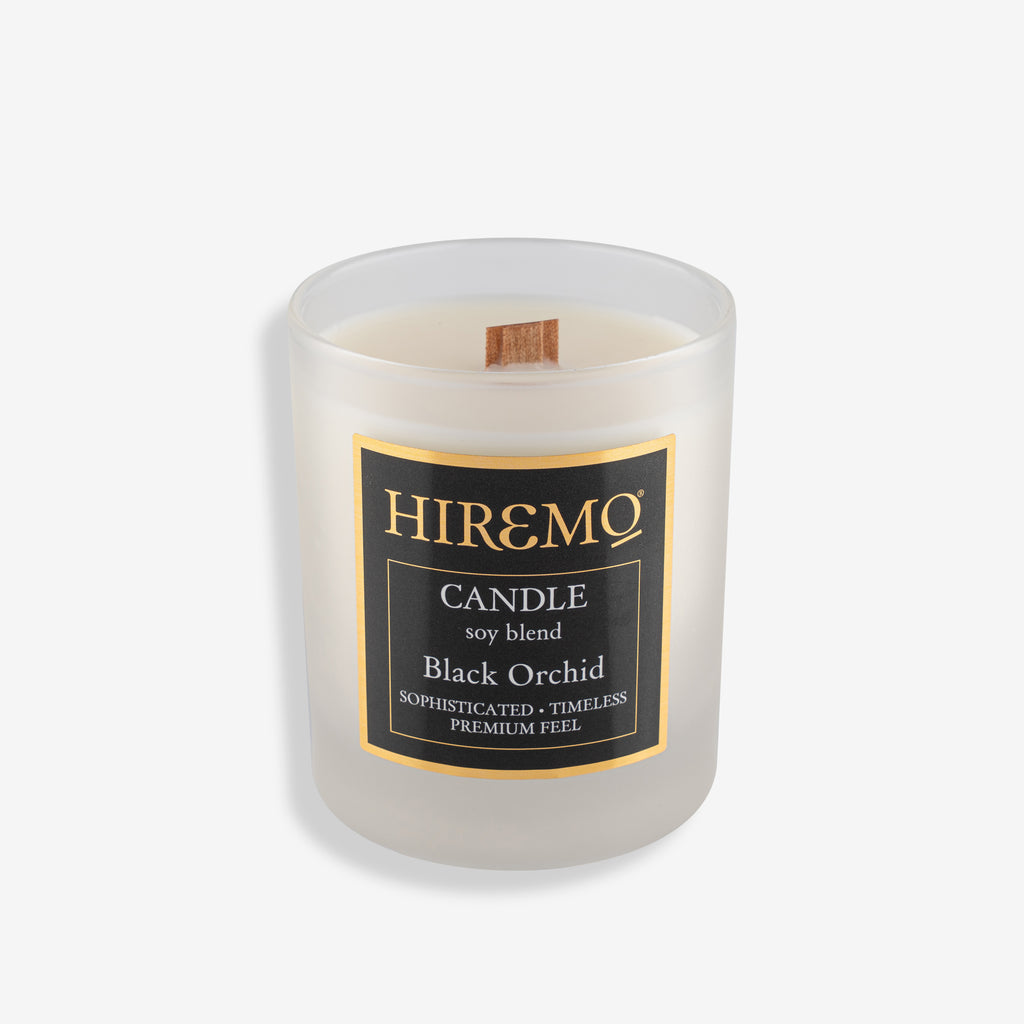 Αρωματικό κερί σόγιας Eolia Hiremo Black Orchid. Αισθησιακό άρωμα μαύρης ορχιδέας, κεχριμπαριού & ξύλου για πολυτελή ατμόσφαιρα. Δείτε το στο Roots Stories!