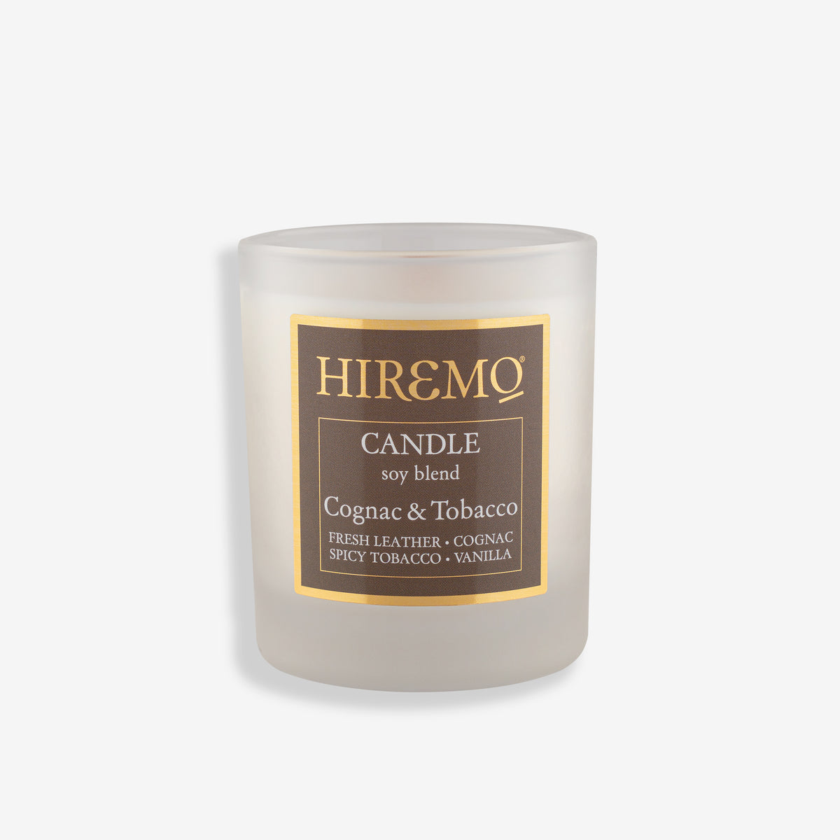Αρωματικό κερί σόγιας Eolia Hiremo Cognac & Tobacco. Δυνατό άρωμα με κονιάκ, δέρμα, καπνό & μπαχαρικά για ζεστή ατμόσφαιρα. Δείτε το στο Roots Stories!