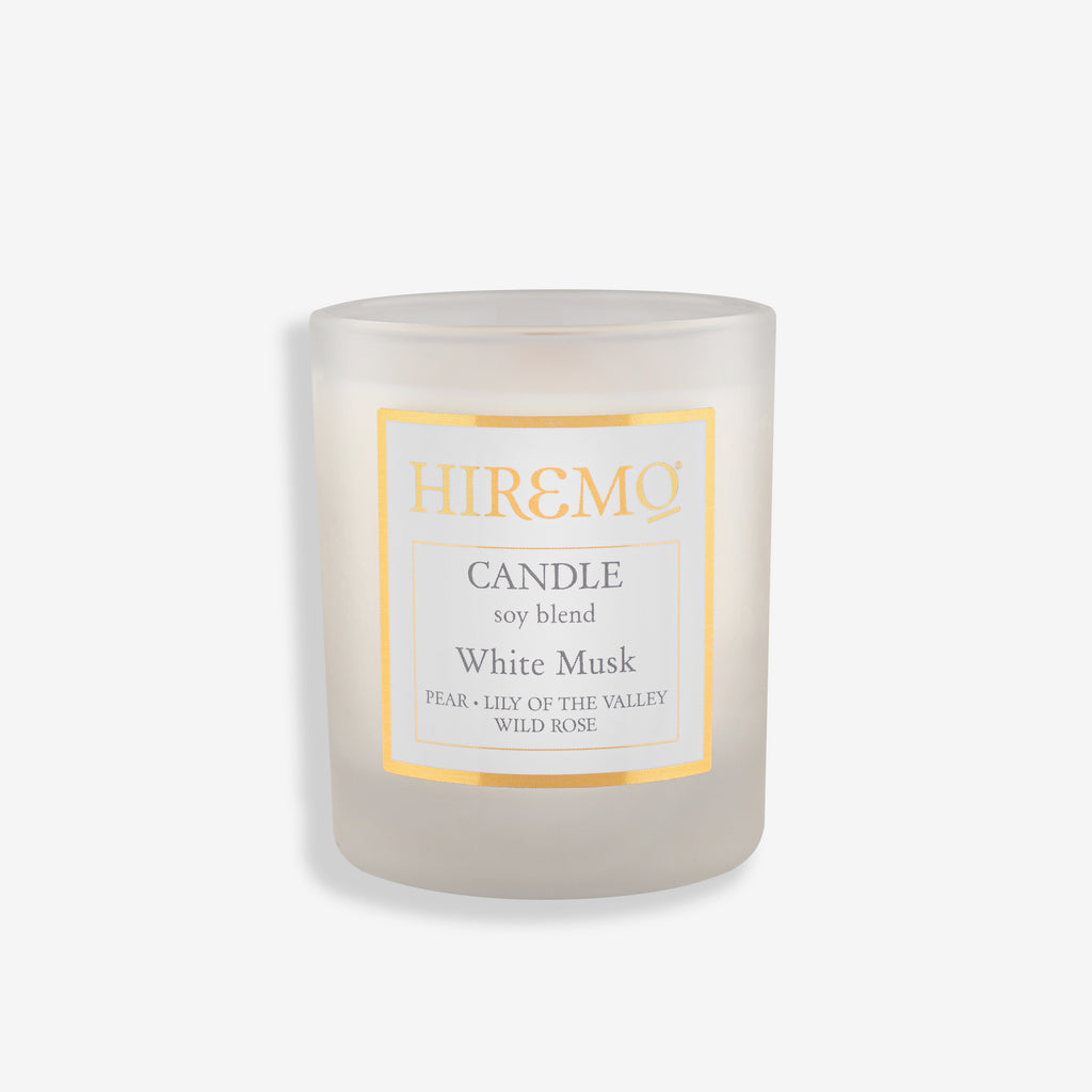 Αρωματικό κερί σόγιας Eolia Hiremo White Musk. Απαλό, πουδρένιο άρωμα λευκού μόσχου & λουλουδιών για ηρεμία & φρεσκάδα. Δείτε το στο Roots Stories!