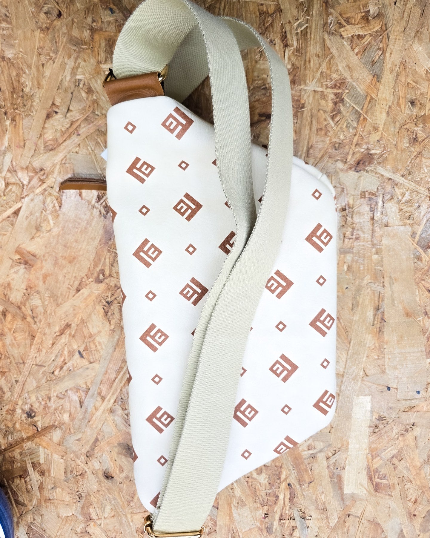 Camelia Signature White-Brown Bag